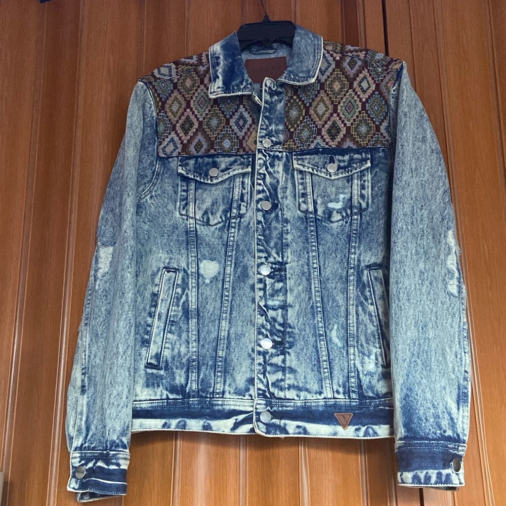 Guess Men’s Blue Wash Distressed Denim Trucker Jacket Size M